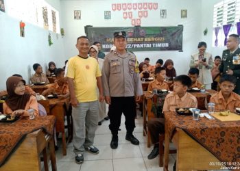 Polsek Siantar Barat Hadir Pembagian Makan Bergizi Gratis di SMP Swasta Kartika .