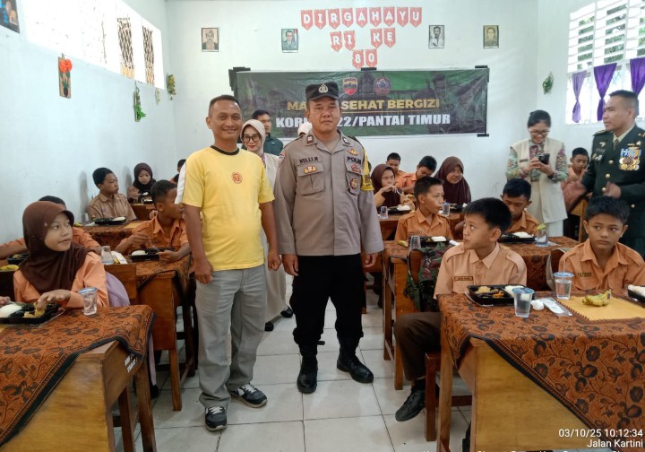 Polsek Siantar Barat Hadir Pembagian Makan Bergizi Gratis di SMP Swasta Kartika .