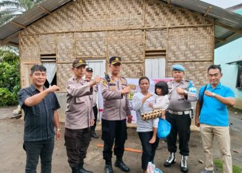 Kapolsek Tanah Jawa Salurkan Bantuan Sembako Kepada Warga Kurang Mampu.