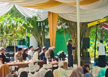 Jalin Ukhuwah Islamiah, Bhabinkamtibmas Polsek Tanah Jawa Hadiri Peringatan Maulid Nabi Muhammad SAW di Ponpes Da'arul Tauhid.