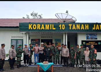 Polsek Tanah Jawa Beri Kejutan Ulang Tahun Ke Koramil, Perkuat Sinergitas TNI-Polri di HUT TNI Ke - 80.