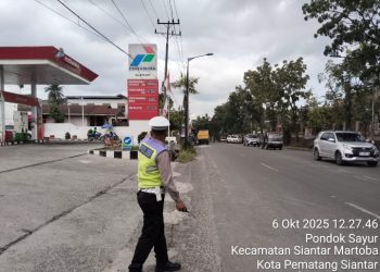 Tinjut Lapmas di Call Center 110, Personil Sat Lantas Polres Pematangsiantar Langsung Urai Kemacetan di Jalan Medan.