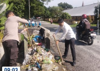 Ciptakan Lingkungan Bersih, Polsek Siantar Selatan Gotong Royong Bersama Masyarakat di Jalan Bahagia.