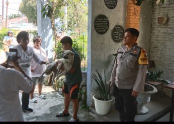 Cegah Penyakit Rabies, Polsek Siantar Barat Bersama Petugas Kesehatan Vaksinasi Hewan Peliharaan Masyarakat.