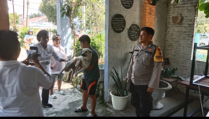 Cegah Penyakit Rabies, Polsek Siantar Barat Bersama Petugas Kesehatan Vaksinasi Hewan Peliharaan Masyarakat.