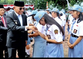 Bupati Simalungun Dr. H. Anton Achmad Saragih Menyalami Siswa / I Yang Mengikuti Upacara Hari Kesaktian Pancasila.