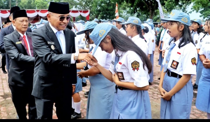 Bupati Simalungun Dr. H. Anton Achmad Saragih Menyalami Siswa / I Yang Mengikuti Upacara Hari Kesaktian Pancasila.