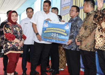 Wali Kota Pematangsiantar Wesly Silalahi, SH, MKn  Menerima Secara Simbolis Kartu BPJS Ketenagakerjaan Yang Diperuntukkan Bagi Pekerja Rentan Diserahkan Gubernur Sumut Muhammad Bobby Afif Nasution SE, MM.