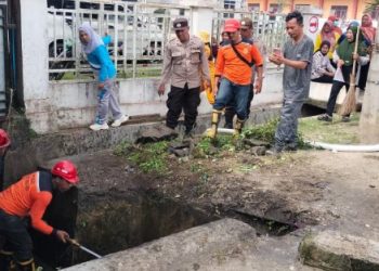 Polsek Serbalawan Bersama Forkopimca Bersihkan Parit Buangan Air, Cegah Banjir Di Musim Penghujan.