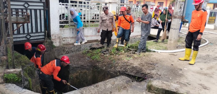 Polsek Serbalawan Bersama Forkopimca Bersihkan Parit Buangan Air, Cegah Banjir Di Musim Penghujan.