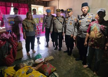 Jumat Berkah, Kapolsek Tanah Jawa Bersama Jajaran Salurkan Sembako Ke Warga Miskin Ekstrem di Bah Jambi II.