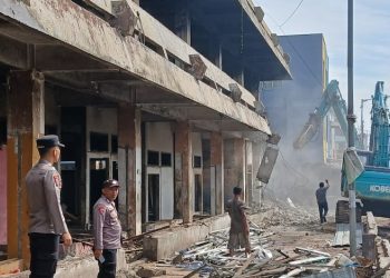 Antisipasi Gangguan Trantibum, Polres Pematangsiantar Patroli Kegiatan Pembongkaran Gedung IV Pasar Horas.