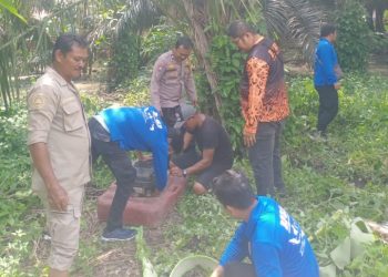 Bhabinkamtibmas Polsek Siantar Martoba Berjibaku Bantu Warganya Pompa Air Dari Rumah Tergenang.