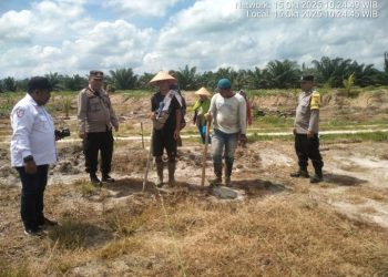 Polsek Tanah Jawa Bersinergi Dengan PTPN IV, Tanam Bibit Jagung di Kebun Dosin Dukung Ketahanan Pangan.