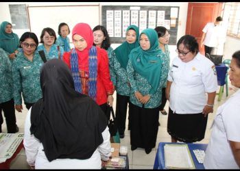 Wali Kota Pematangsiantar Wesly Silalahi, SH, MKn Diwakili Oleh Plt Asisten Administrasi Umum Rosion Julietta Hutauruk, SH, MSi Hadiri Evaluasi Kelurahan Pelaksana Tertib Administrasi PKK Tahun 2025 Tingkat Provinsi Sumut di Kelurahan Martoba Kecamatan Siantar Utara.