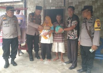 Kapolsek Tanah Jawa Salurkan Bantuan Sembako Melalui Program Jumat Berkah, Perkuat Kedekatan Dengan Masyarakat.