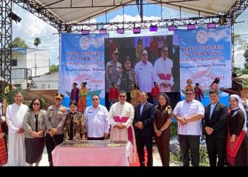 Wakil Ketua DPRD Pematangsiantar Ir. Daud Simanjuntak, MM Foto Bersama Dengan Forkopimda Serta Dengan Uskup Agung Medan Dalam Perayaan Jubelium 100 Tahun KSFL di Indonesia.