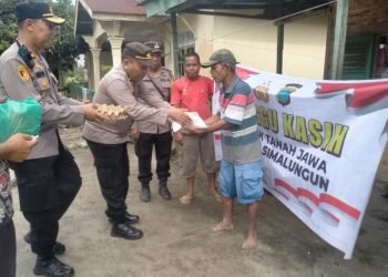 Kapolsek Tanah Jawa Salurkan Bantuan Sembako Melalui Minggu Kasih, Wujud Polri Dekat Dengan Masyarakat.