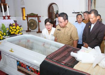 Wali Kota Pematangsiantar Wesly Silalahi, SH, MKn Melayat Almarhum Uskup Emeritus Keuskupan Agung Medan Mgr Alfred Gonti Pius Datubara OFMCap, di Gereja Katolik Paroki St Laurentius Brindisi.