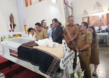 Wakil Ketua DPRD Pematangsiantar Ir. Daud Simanjuntak, MM Melayat Uskup Emeritus Keuskupan Agung Medan Mgr Alfred Gonti Pius Datubara OFMCap, di Gereja Katolik Paroki St Laurentius Brindisi Jalan Sibolga.