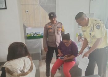 Polsek Siantar Marihat Sambang Sampaikan Pesan Kamtibmas Kepada Nasabah Pegadaian UPC Marihat .