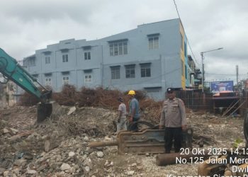 Polsek Siantar Barat Patroli Monitoring Pembongkaran Gedung IV Pasar Horas.