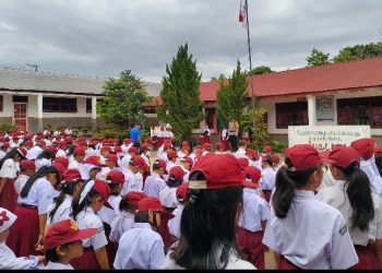 Jadi Pembina Upacara di SD Negeri 124386 Jalan Pisang, Bhabinkamtibmas Polsek Siantar Marihat Berikan Bimbingan.