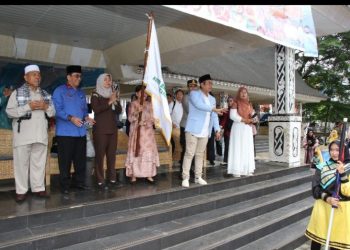 Ketua TP PKK Kota Pematangsiantar Ny Liswati Wesly Silalahi Lepas Peserta Pawai Ta'aruf Festival Anak Sholeh Indonesia (FASI) Ke - XIII BKPRMI Kota Pematangsiantar Tahun 2025.
