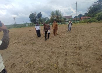 Dukung Ketapang, Polsek Siantar Martoba Dampingi Warganya Tanam Jagung.