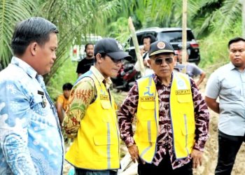 Tinjau Jalan Provinsi Putus Akibat Longsor, Bupati Simalungun Perintahkan Kadis PUTR Lakukan Perbaikan Sementara.