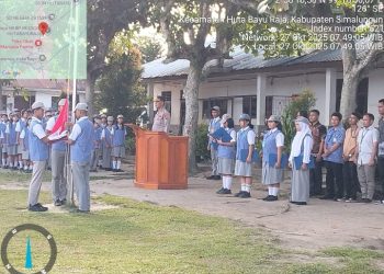 Kapolsek Tanah Jawa Pimpin Upacara di Tiga Sekolah, Tegas Ingatkan Siswa Hindari Balap Liar & Bullying.