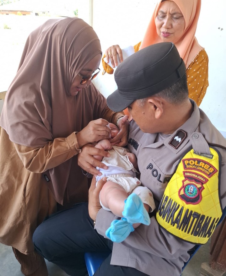 Bhabinkamtibmas Aipda H. Sinaga Dampingi Kegiatan “PENARI” di Bosar Maligas : Dukung Imunisasi Balita Demi Generasi Sehat.