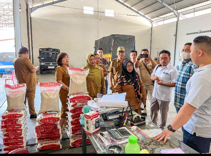 Tim Satgas Pangan Pemko Pematangsiantar Bersama Tim Satgas Pangan Polres Pematangsiantar Melakukan Sidak Harga Eceran Tertinggi ( HET ) Beras.