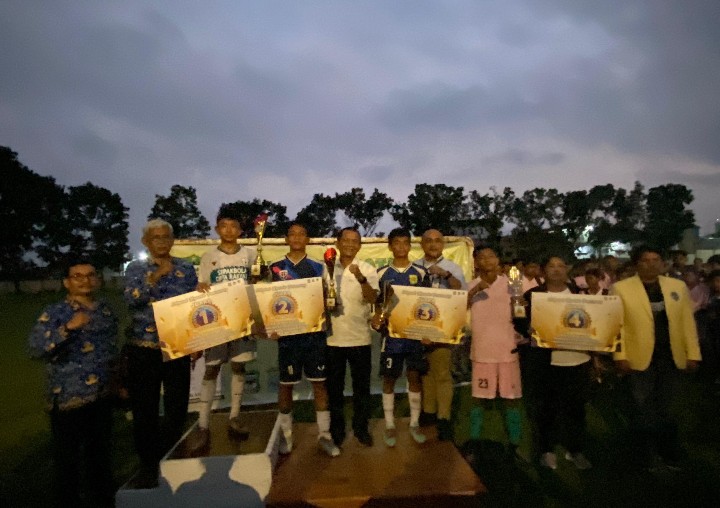 Turnamen Sepak Bola Pemuda Katolik Cup 2025 Resmi Ditutup Oleh Walikota Pematangsiantar Wesly Silalahi, SH, MKn Yang Diwakili Staf Ahli Walikota Pematangsiantar Drs. Daniel Siregar.