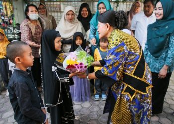 Bunda PAUD Kota Pematangsiantar Ny Liswati Wesly Silalahi Kunjungi Sanggar Anak Balita (SAB) Kelurahan Timbang Galung Kecamatan Siantar Barat & Kelurahan Simarimbun Kecamatan Siantar Marimbun.