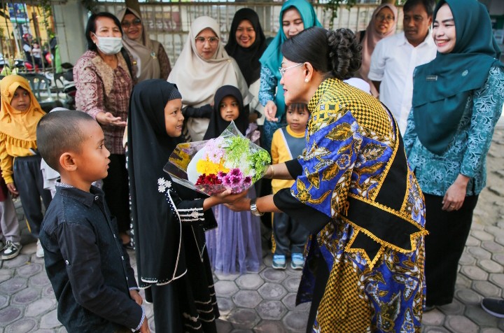 Bunda PAUD Kota Pematangsiantar Ny Liswati Wesly Silalahi Kunjungi Sanggar Anak Balita (SAB) Kelurahan Timbang Galung Kecamatan Siantar Barat & Kelurahan Simarimbun Kecamatan Siantar Marimbun.