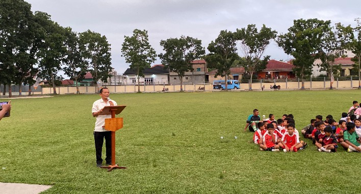 Wakil Ketua DPRD Pematangsiantar Ir. Daud Simanjuntak Memberikan Kata Sambutan di Kegiatan Turnamen Sepak Bola Pemuda Katolik Pematangsiantar Tahun 2025.