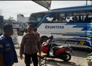 Bhabinkamtibmas Polsek Sianțar Utara Sambang Kamtibmas di Loket Bus Sejahtera.