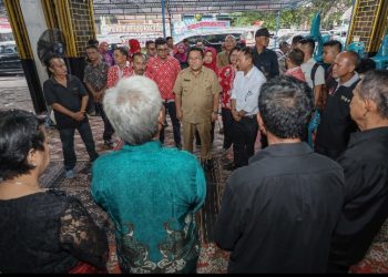 Wali Kota Pematangsiantar Wesly Silalahi, SH, MKn Kunjungi Keluarga Korban Kebakaran di Jalan Ahmad Yani Gang Udang Kelurahan Pardomuan Kecamatan Siantar Timur.