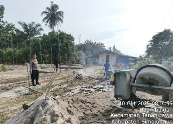 Kapolsek Tanah Jawa Pantau Langsung Pembangunan SPPG, Pastikan Progres Pemasangan Pondasi Berjalan Sesuai Rencana.