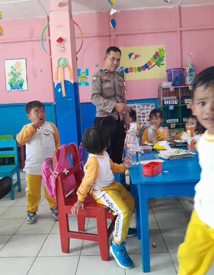 Bhabinkamtibmas Polsek Siantar Timur Monitoring Hari Ke - 4 Pendistribusian MBG di TK Kemala Bhayangkari 06.