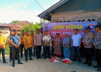 Polsek Tanah Jawa Gelar Jumat Berkah di Huta II Ujung Ban.