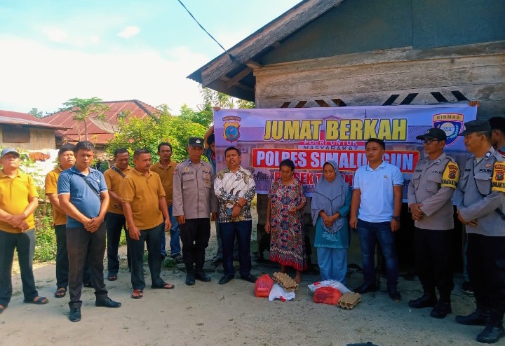 Polsek Tanah Jawa Gelar Jumat Berkah di Huta II Ujung Ban.