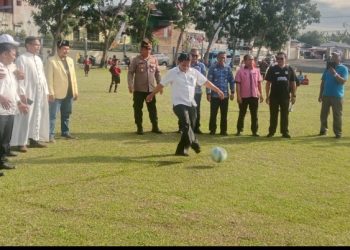 Walikota Pematangsiantar Wesly Silalahi, SH, MKn Yang Diwakili Sekda Junaedi Sitanggang, STTP, M.Si Menendang Bola Tanda di Mulai nya Kegaitan Pertandingan Sepakbola Yang di Selenggarakan Pemuda Katolik Komisariat Pematangsiantar.