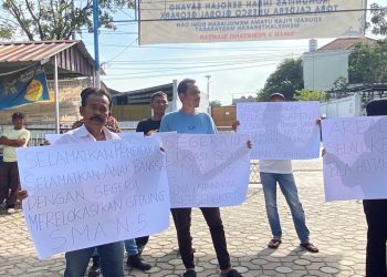 Situasi Aksi Unjuk Rasa di SMA N - 5 Pematangsiantar Yang Dilakukan Orang Tua Murid SMA N-5 dan Masyarakat Peduli Pendidikan Sumatera Utara.