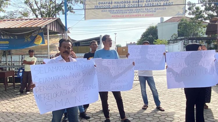 Situasi Aksi Unjuk Rasa di SMA N - 5 Pematangsiantar Yang Dilakukan Orang Tua Murid SMA N-5 dan Masyarakat Peduli Pendidikan Sumatera Utara.