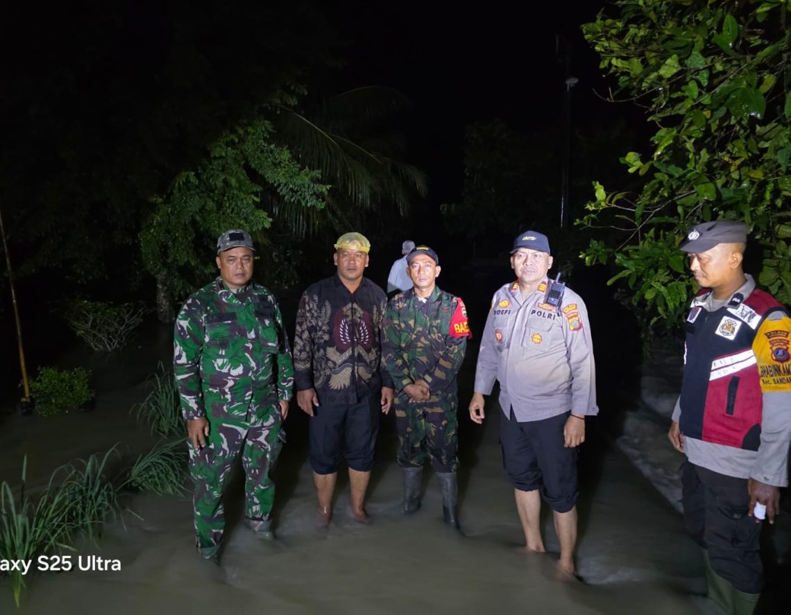 Polsek Perdagangan Sigap Evakuasi Warga Terdampak Banjir, Salurkan Bantuan Sembako.