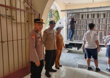 Bhabinkamtibmas Polsek Siantar Timur Monitoring Pendistribusian MBG di SMP Negeri 1.
