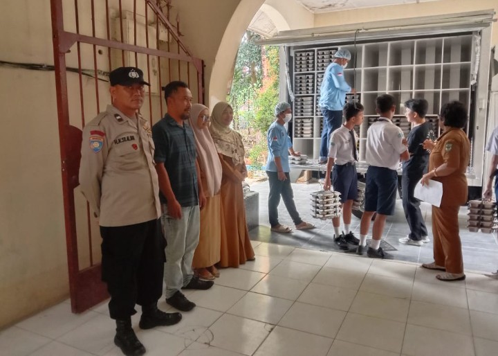 Dukung Program Pemerintah , Bhabinkamtibmas Polsek Siantar Timur Monitoring Distribusi 1044 Paket di SMP N. 1.