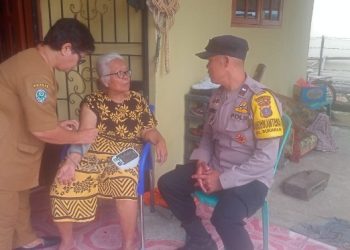 Bhabinkamtibmas Polsek Siantar Marihat Bersama Dinkes Monitoring Pemantauan Lansia.